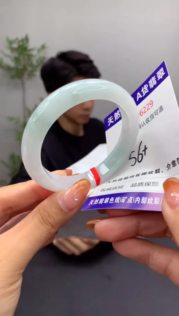 未镶嵌手镯翡翠有纹，完美者勿拍