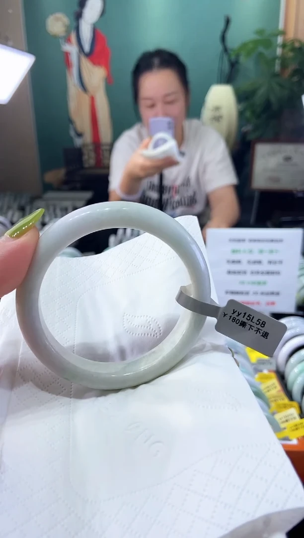 翡翠手镯未镶嵌5859圈口（默认有纹裂）