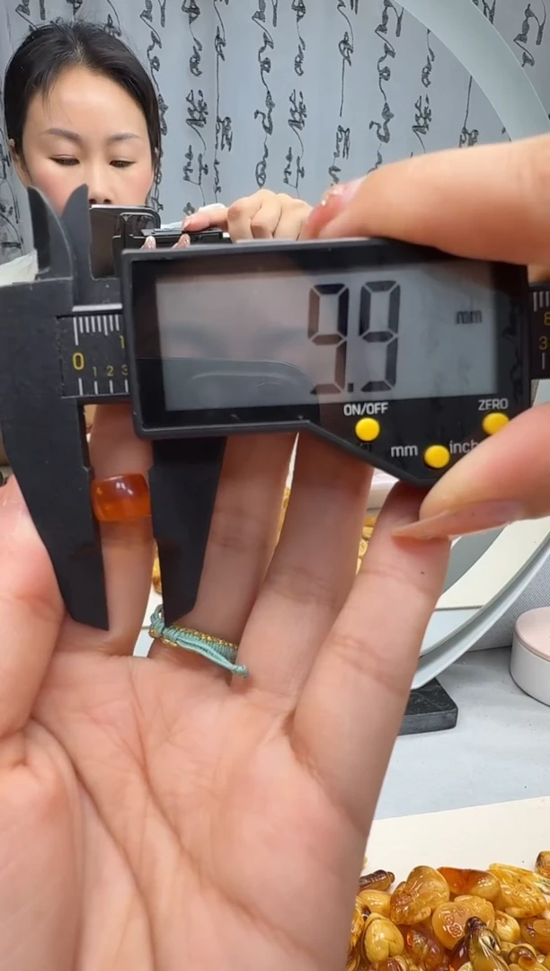 未镶嵌琥珀裸石如图