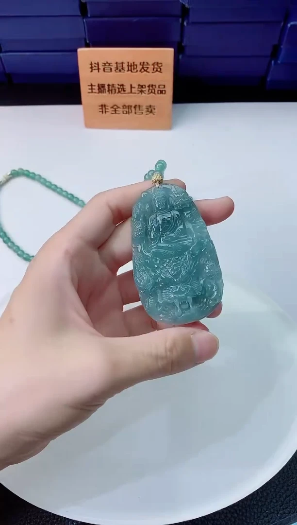 翡翠未镶嵌颈饰     `