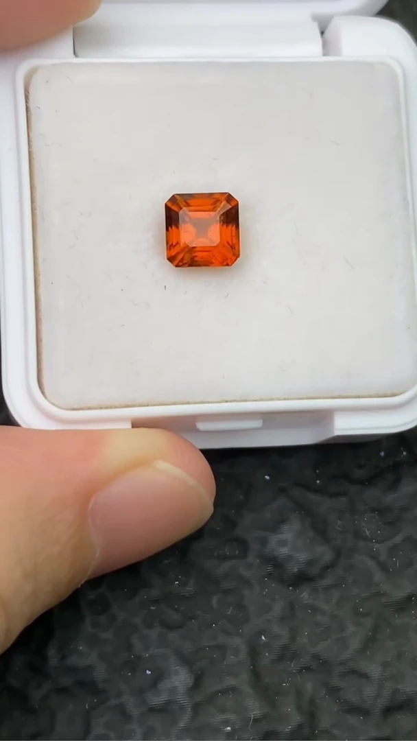 【闪购商品】石榴石（芬达石）0626未镶嵌1CT---------