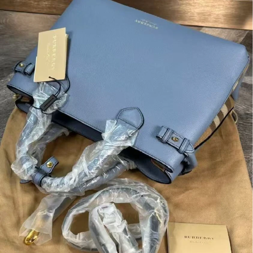 95新 BURBERRY/博柏利 坤球奢选巴宝莉蓝色中号班纳手提包