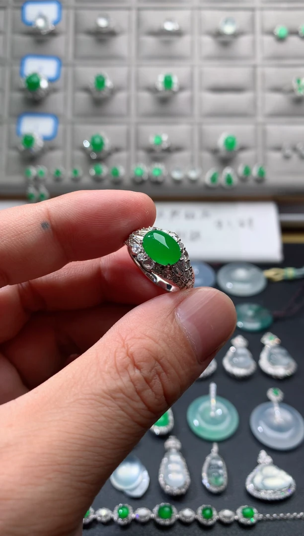 18K金镶嵌戒指翡翠18K翡翠