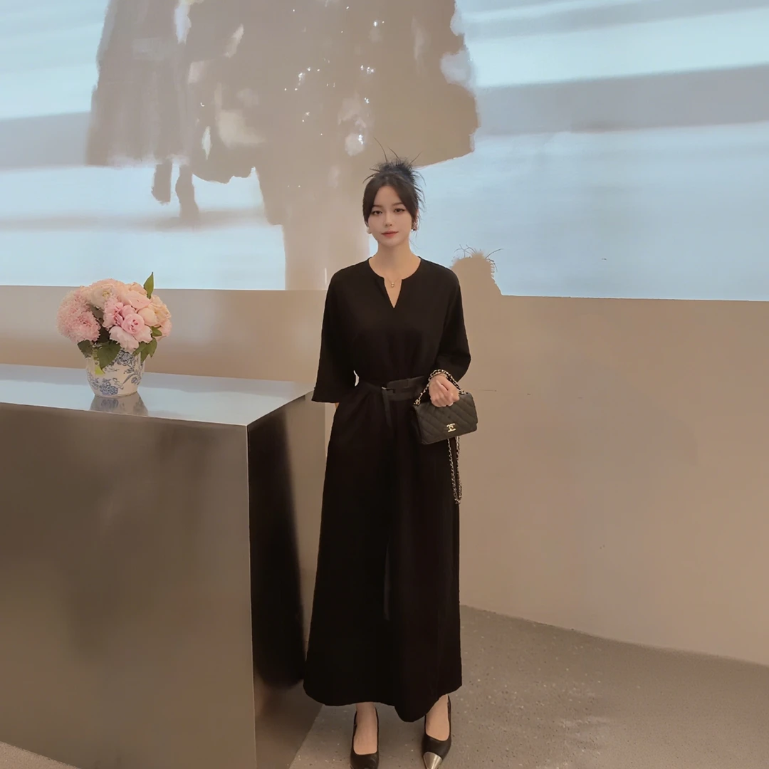 大码女装宽松V领休闲显瘦连衣裙女爆款2025新款高级感轻奢长裙子