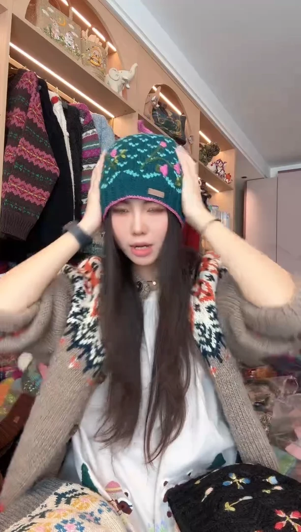 羊毛绿色小丸子帽