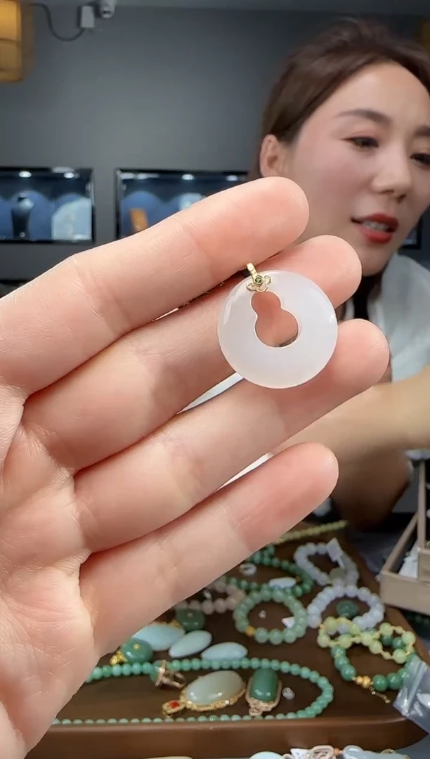 和田玉18K金镶嵌吊坠(不含链)1