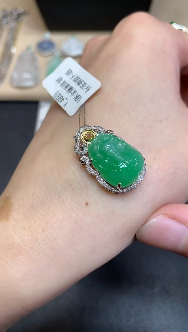 【闪购商品】翡翠颈饰18K金镶嵌貔貅【无服务费】