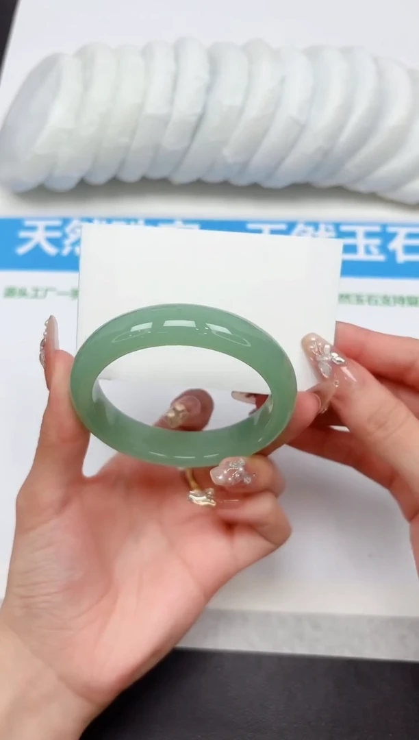 未镶嵌手镯石英质玉251-56.4