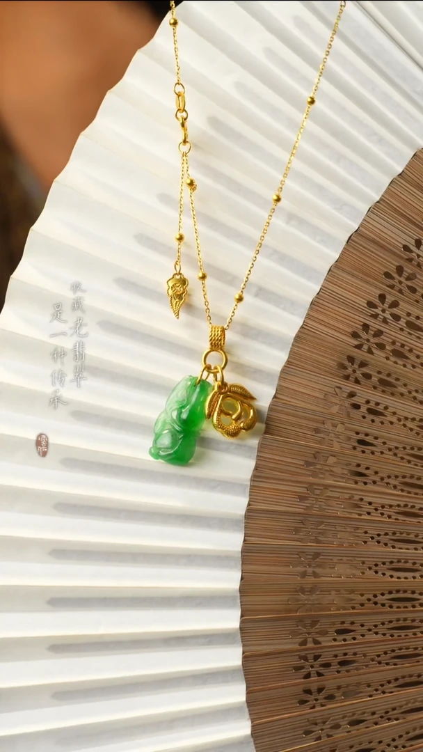 项链足金镶嵌翡翠冰阳绿翡翠葫芦锁骨链