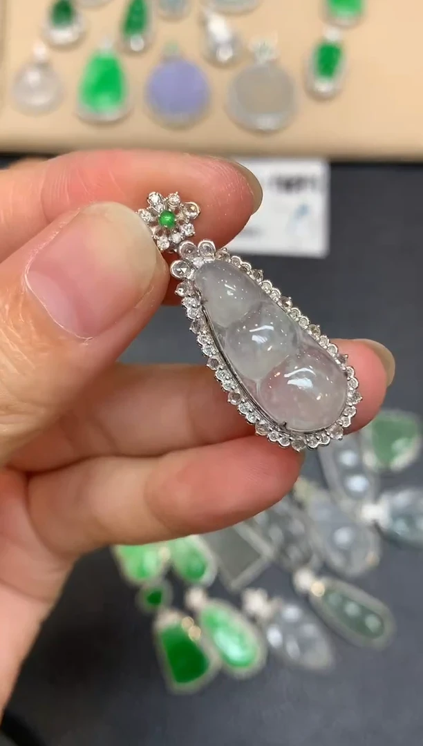 颈饰18K金镶嵌翡翠福袋【无服务费