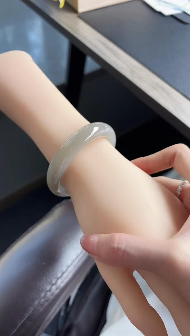 【闪购商品】和田玉手镯未镶嵌18