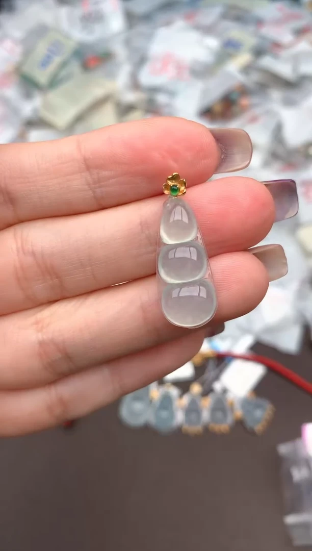 18K金镶嵌挂件翡翠—