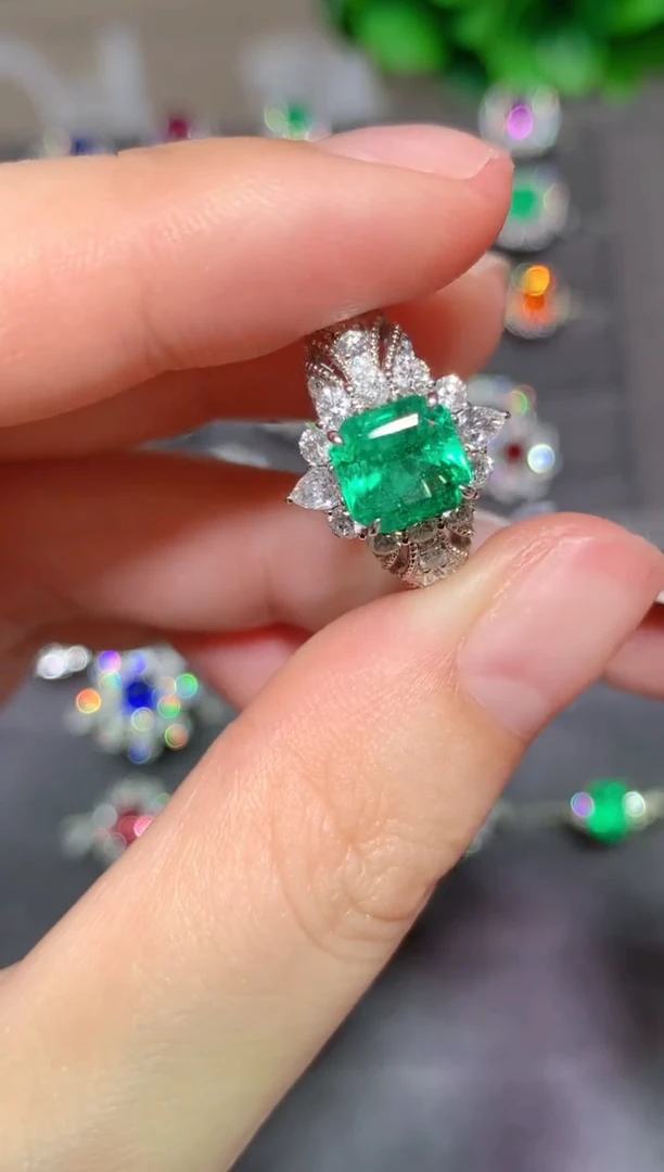 18K金镶嵌戒指祖母绿1.39CT