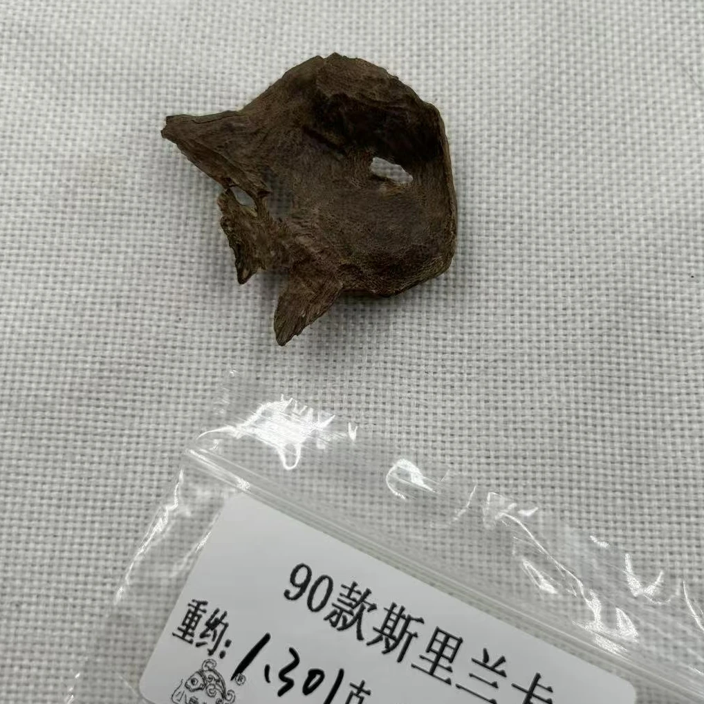 重约1.301克  90款斯里兰卡（料）天然木艺