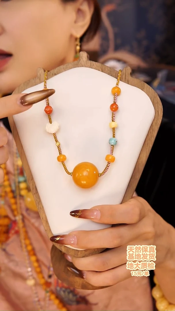 未镶嵌颈饰琥珀他*猫颈饰