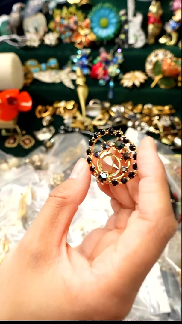 合金无星轨爪镶幻彩莱茵石胸针【003】