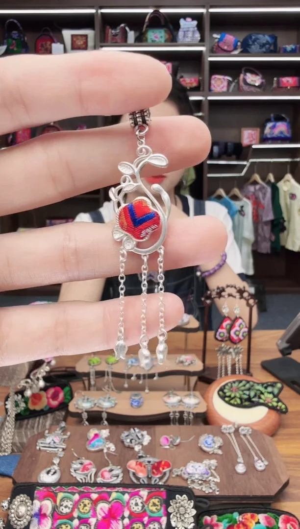 织绣开***乐12蒙阿苏苗绣传承店