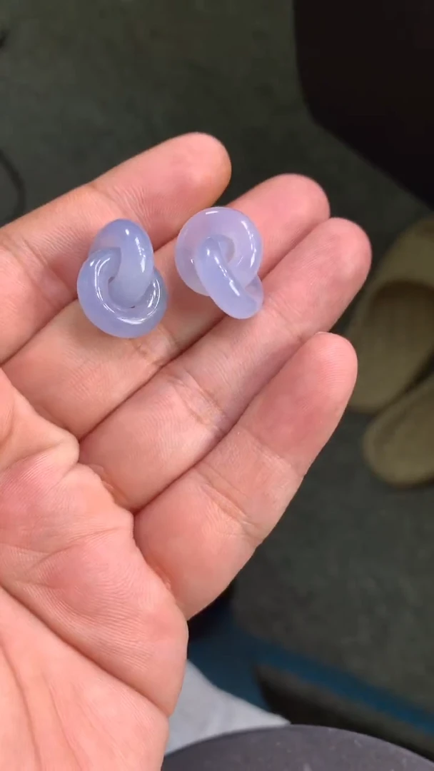 颈饰未镶嵌翡翠双环一对
