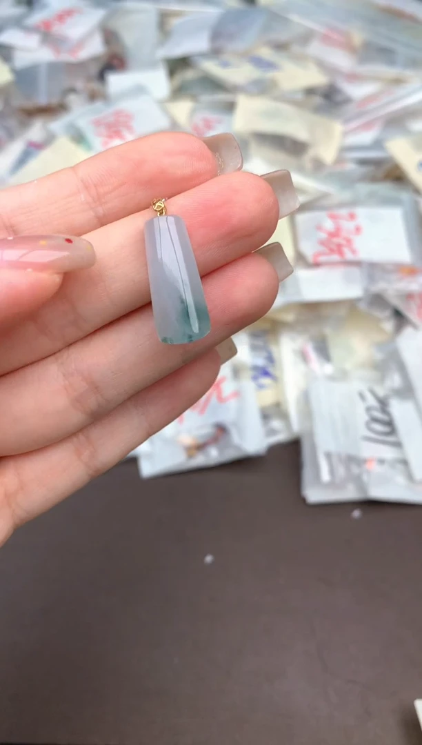 18K金镶嵌挂件翡翠一