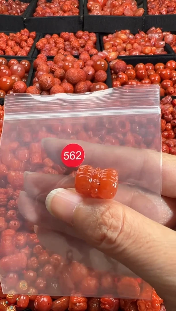 南红玛瑙未镶嵌颈饰1