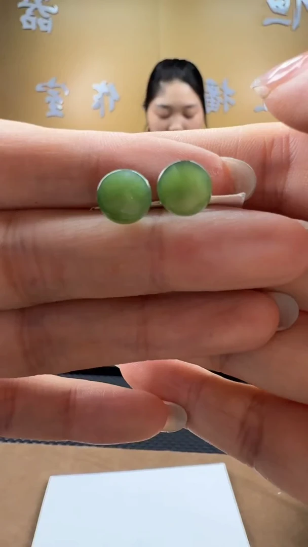 颈饰18K金镶嵌和田玉耳饰一对