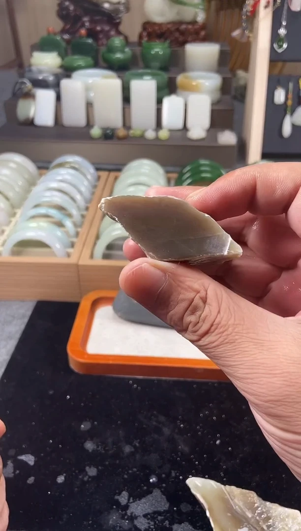 和田玉未镶嵌颈饰静和田玉原石