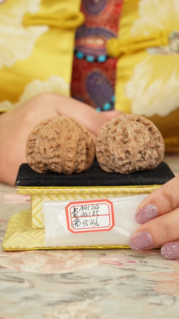 【闪购商品】文玩核桃把件白狮子