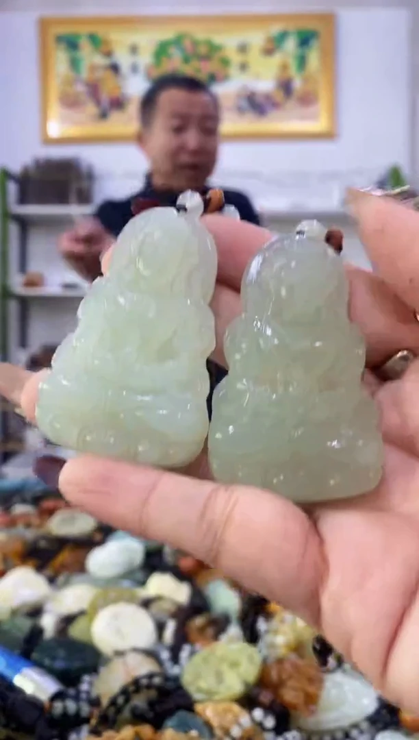 未镶嵌蛇纹石玉吊坠  多发性拍其一