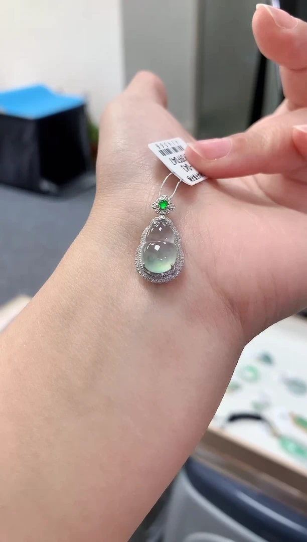 颈饰18K金镶嵌翡翠47