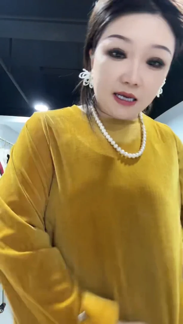 976-黄色上衣打底·······