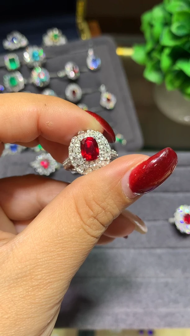 18K金镶嵌戒指红宝石2.01ct