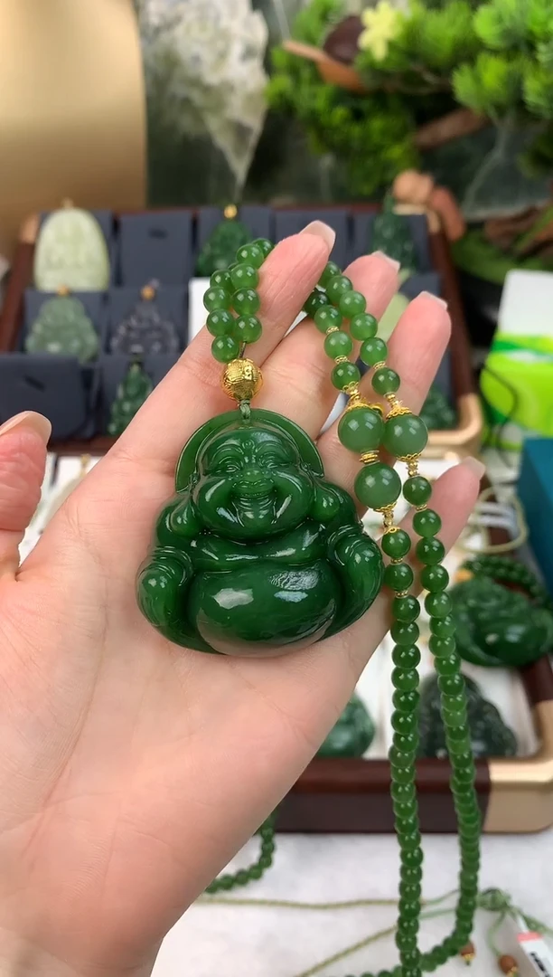 颈饰18K金镶嵌和田玉吊坠50mm