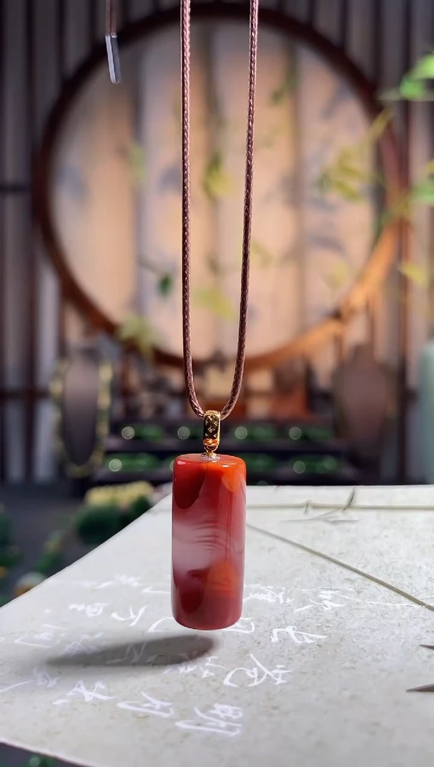 颈饰18K金镶嵌南红玛瑙美***～，原矿意境南红转运柱