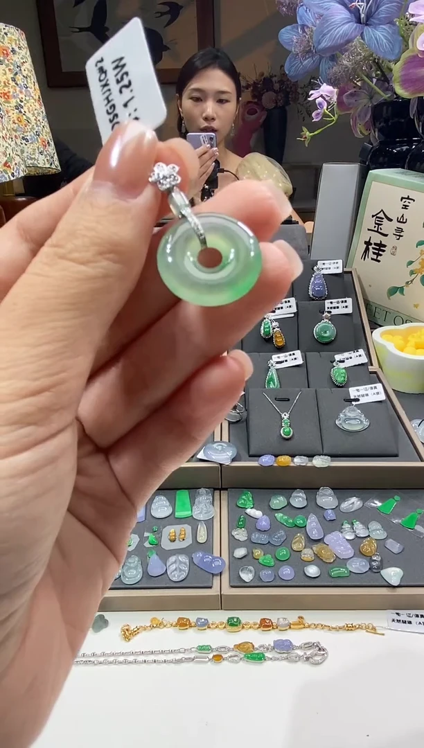 颈饰18K金镶嵌翡翠甜甜圈