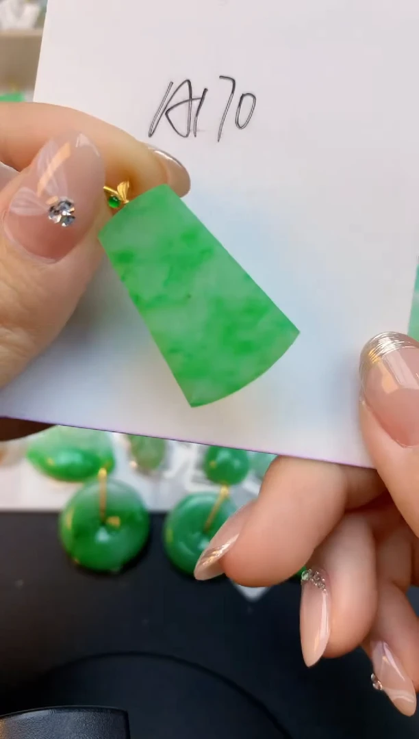 颈饰18K金镶嵌翡翠天然缅甸a货翡翠百元以上9元证书费自理