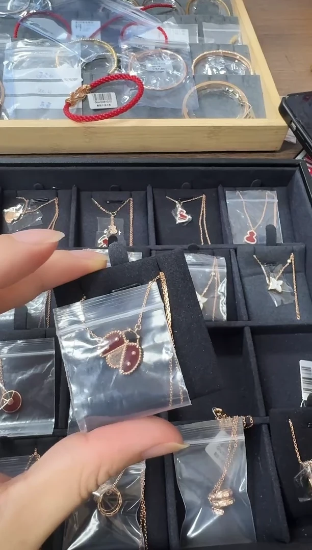 18K金镶嵌套链玛瑙/玉髓甲壳虫套链