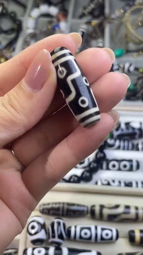 未镶嵌颈饰玛瑙/玉髓九眼