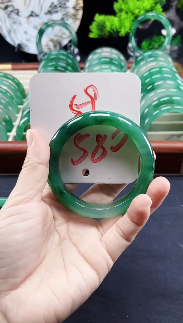 未镶嵌手镯石英质玉（非洲翠）手镯