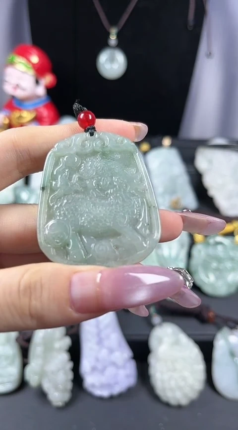 翡翠未镶嵌颈饰麒麟