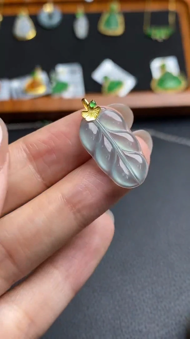 翡翠18K金镶嵌颈饰吊坠