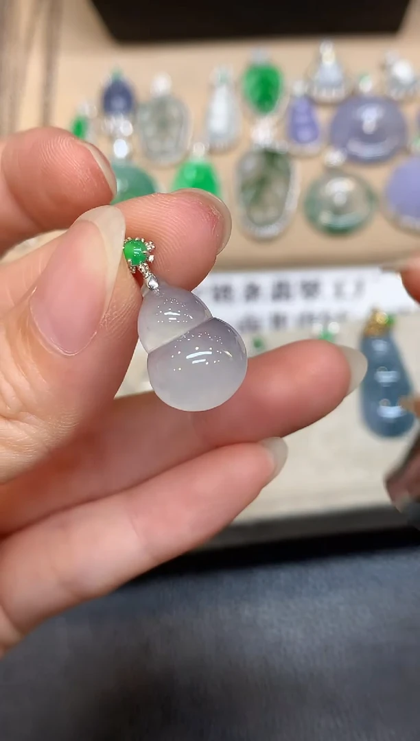 颈饰18K金镶嵌翡翠葫芦【无服务费