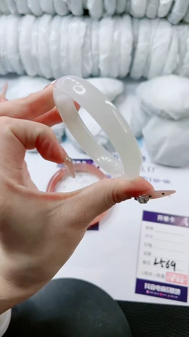 【闪购商品】石英质玉手镯未镶嵌多样性发货L569