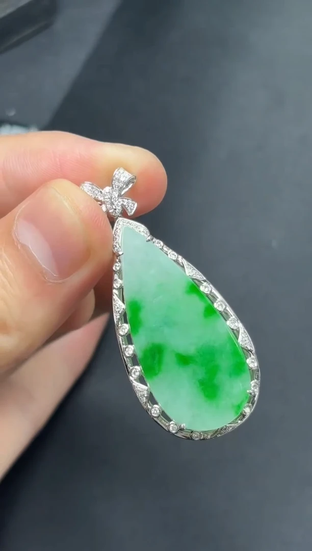 颈饰18K金镶嵌翡翠无事牌