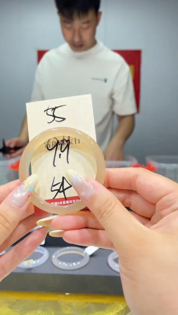 玛瑙/玉髓手镯未镶嵌55
