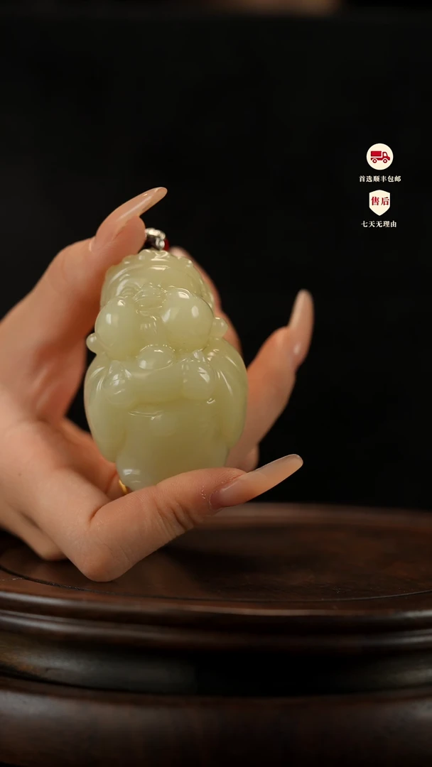 云南石竹叶青雕刻：丰盈在握手把件