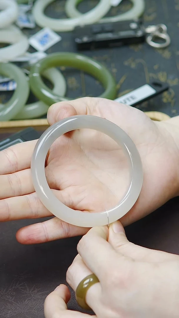 未镶嵌手镯和田玉55-56圈口小正装半山水浓藕紫