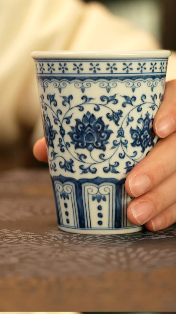 中式仿明青花缠枝莲可乐杯