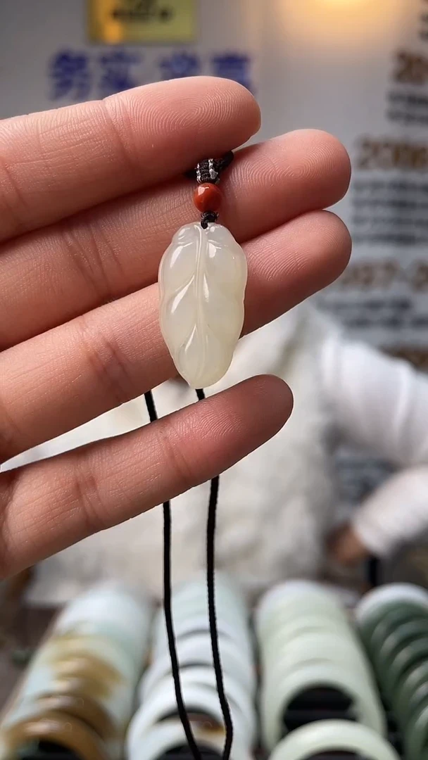 颈饰未镶嵌和田玉白玉金枝玉叶吊坠一件