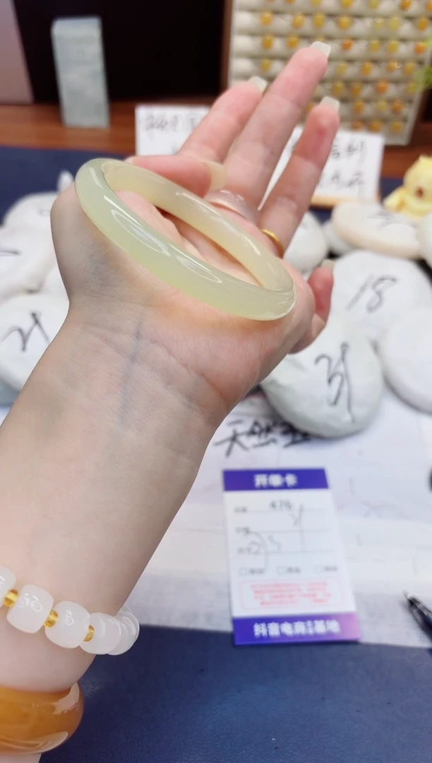 未镶嵌手镯石英质玉476-美人条晴水-圈口57