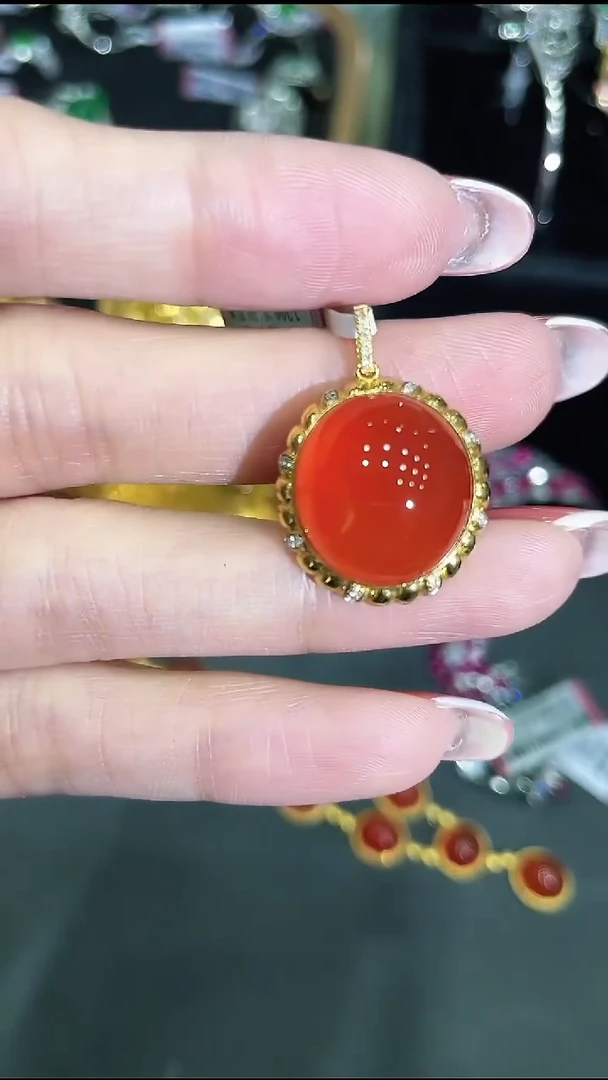 南红玛瑙吊坠18K金镶嵌1